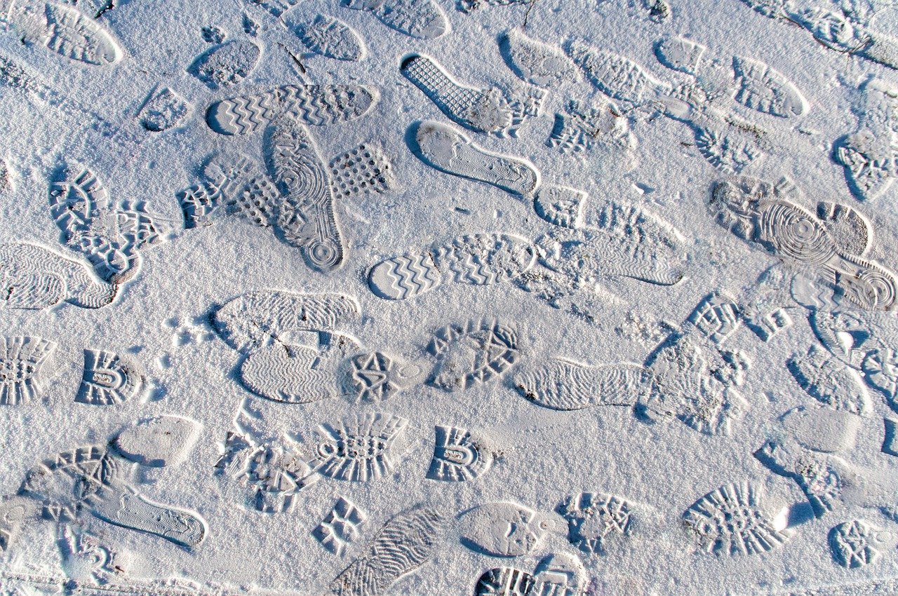 footprints_7780956_1280.jpg