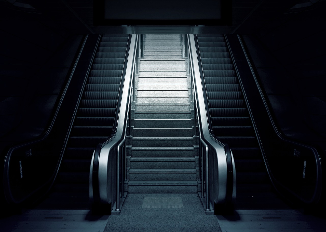 escalator_769790_1280.jpg