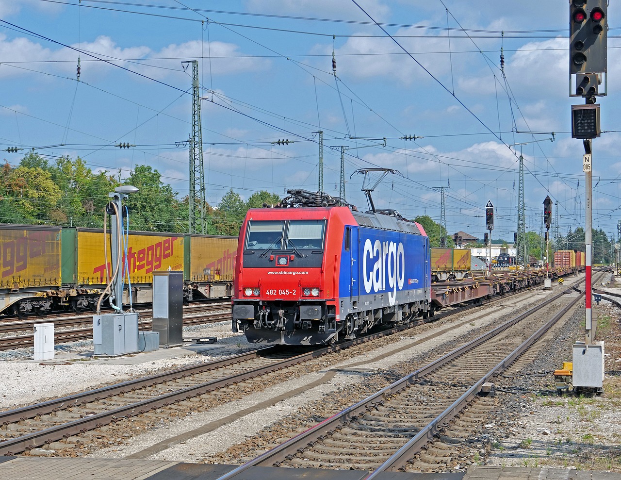 container_train_3657997_1280.jpg